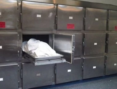 Φρίκη: Πτώματα ανθρώπων εκτός ψυγείων στο νεκροτομείο Διαβατών - Σκουλήκια, μύγες και ξεραμένο αίμα (φώτο)